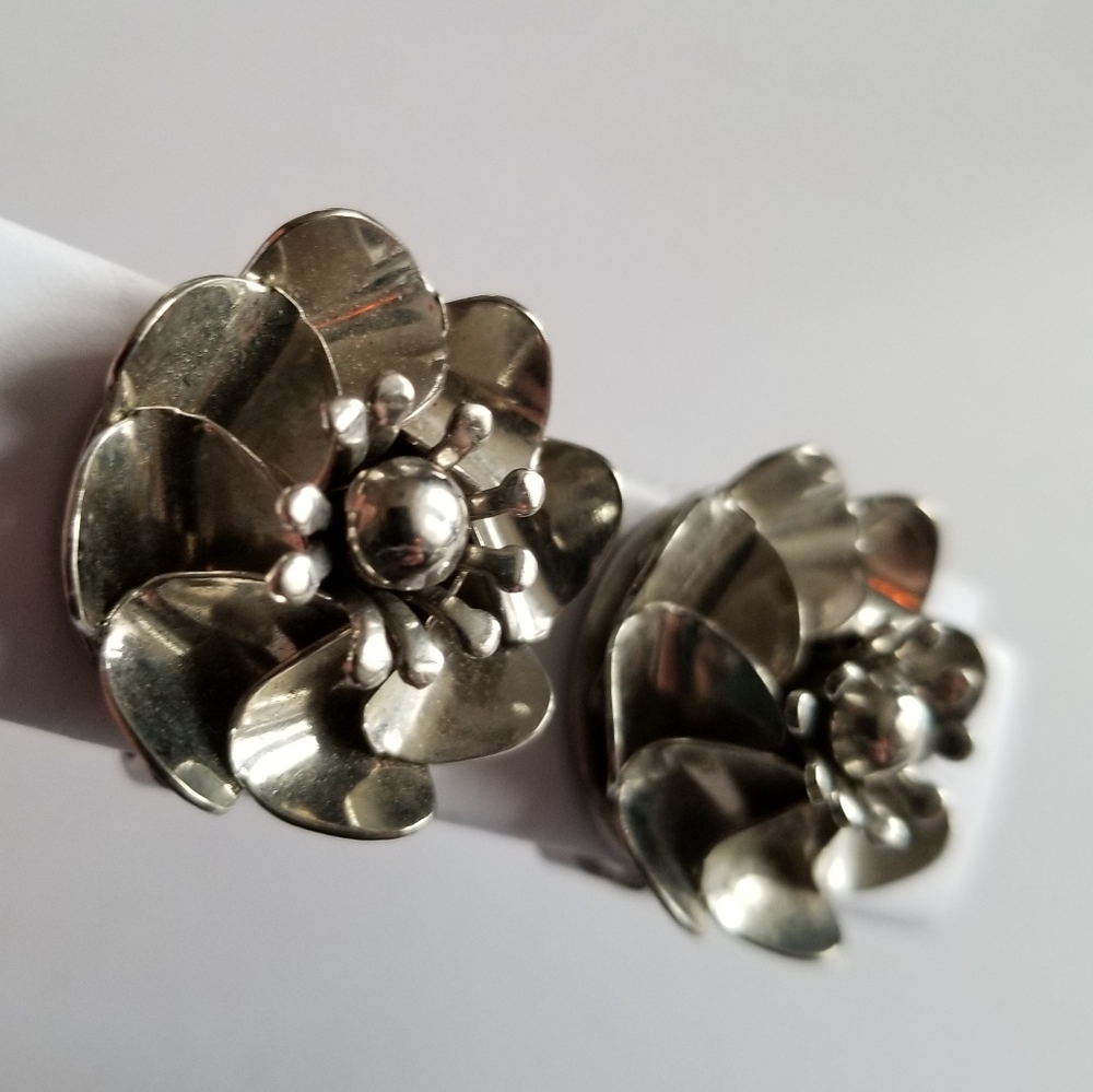 Vintage earrings flower clip on silver tone pinwheel floral chunky propeller - Picture 5 of 13